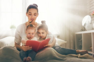 Annesi bir kitap okuma