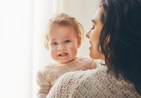 Feliz familia amorosa — Foto de Stock