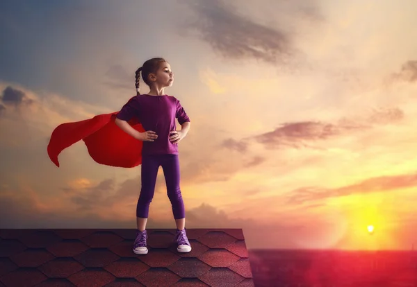 Niño juega superhéroe — Foto de Stock