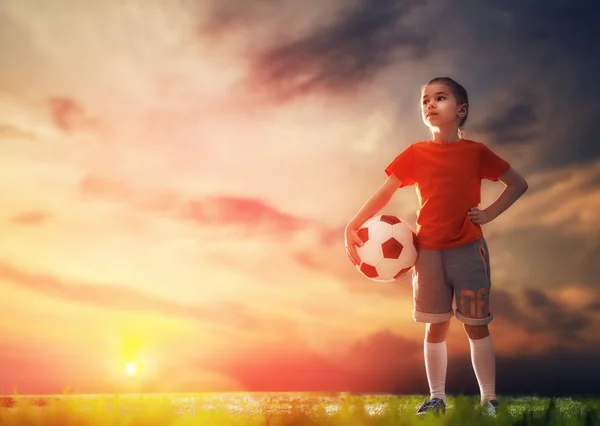 Criança joga futebol — Fotografia de Stock