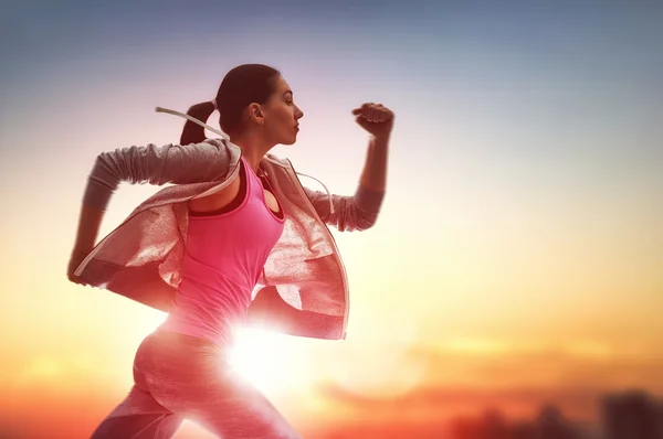 Mujer corriendo en la naturaleza —  Fotos de Stock