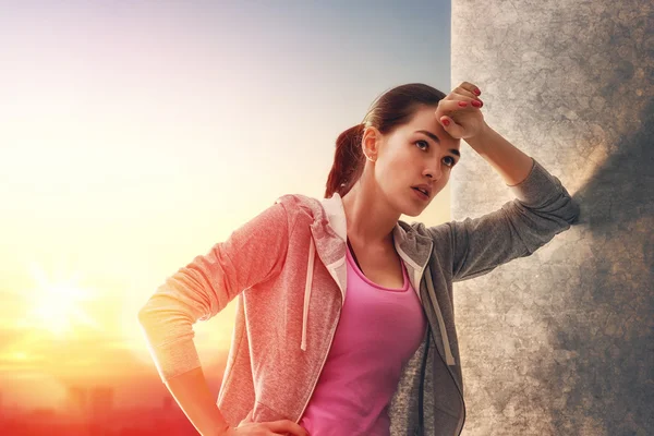 Mujer corriendo en la naturaleza — Foto de Stock