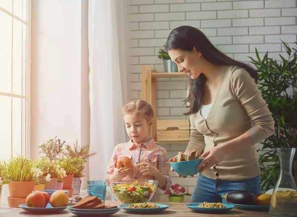 Aile yemek yiyor. — Stok fotoğraf