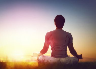 meditasyon ve yoga tadını çıkarıyor adam