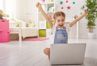 Dizüstü bilgisayarlı kız