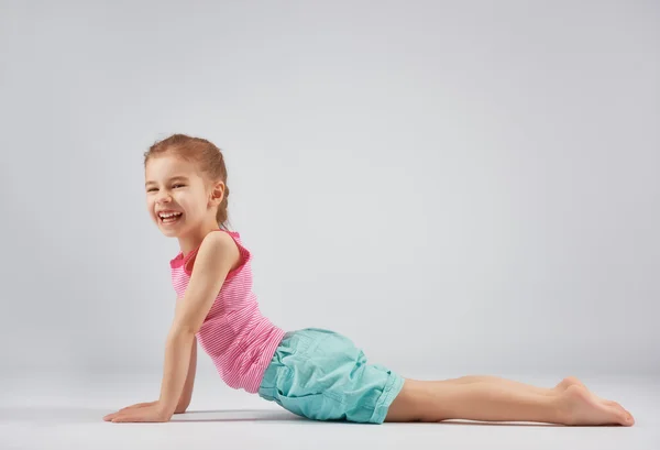 Ragazza godendo di yoga — Foto Stock