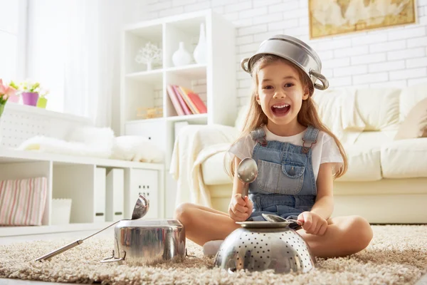 Chica jugando con utensilios — Foto de Stock