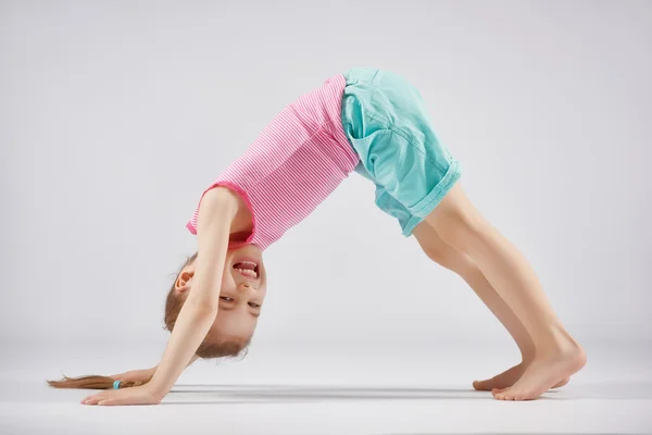 Ragazza godendo di yoga — Foto Stock