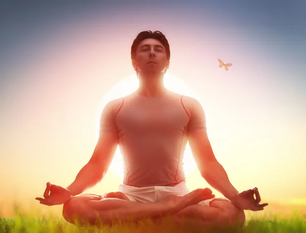 Hombre disfrutando de meditación y yoga — Foto de Stock