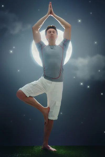 Hombre disfrutando de meditación y yoga — Foto de Stock