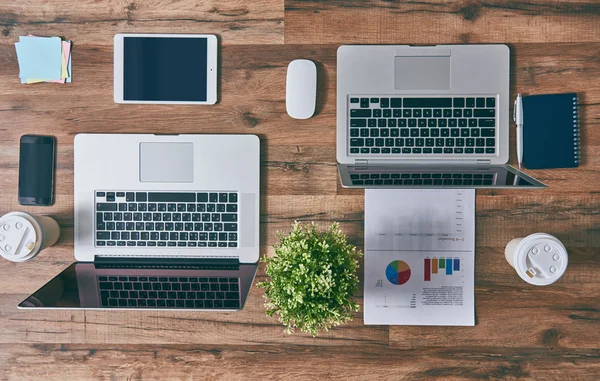 Dois laptops, dois locais de trabalho . — Fotografia de Stock