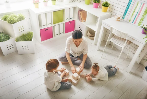 Glad kärleksfull familj — Stockfoto