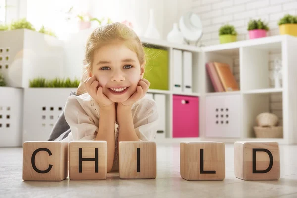 Meisje spelen met blokken — Stockfoto