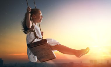 salıncak üzerinde kız çocuk