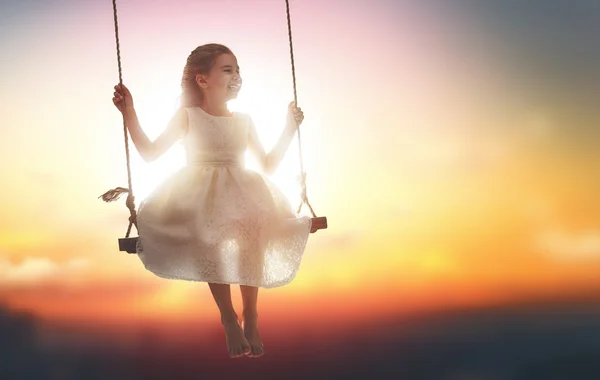 Bambino ragazza su swing — Foto Stock