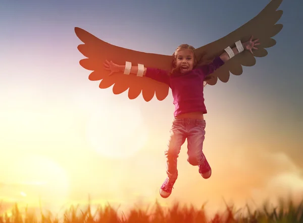 Kid met de vleugels van een vogel — Stockfoto