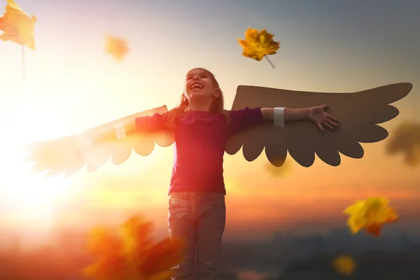 Kid met de vleugels van een vogel — Stockfoto