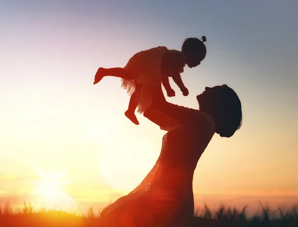 Glücklich liebende Familie — Stockfoto