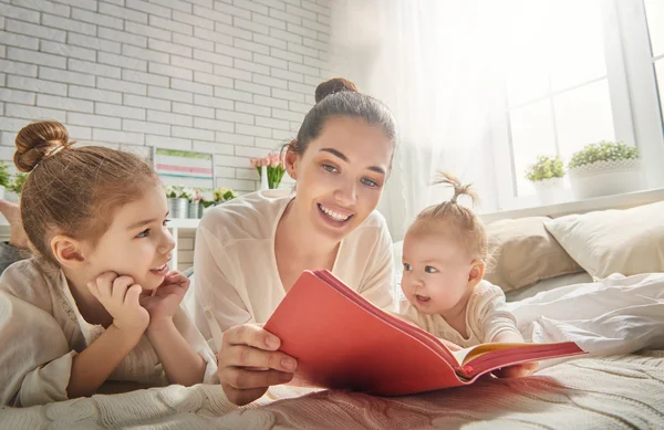 Moeder lezen van een boek — Stockfoto