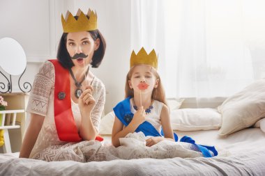 Kraliçe ve altın kron Prenses