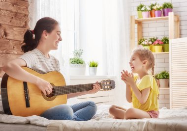 Anne ve kızı gitar çalmak