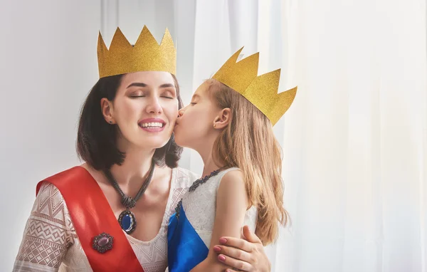 Rainha e princesa em coroas de ouro — Fotografia de Stock