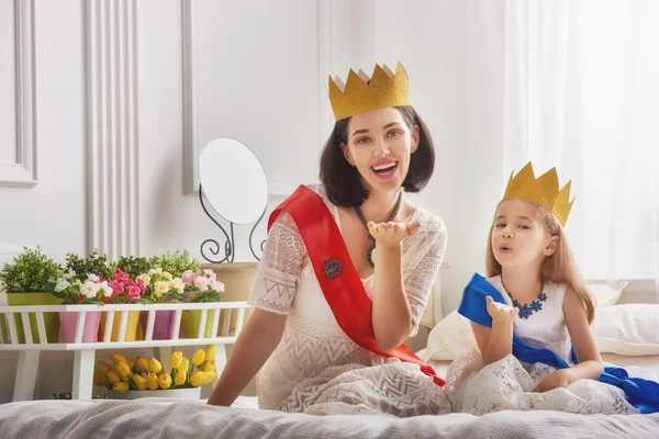 女王と金の王冠でプリンセス — ストック写真