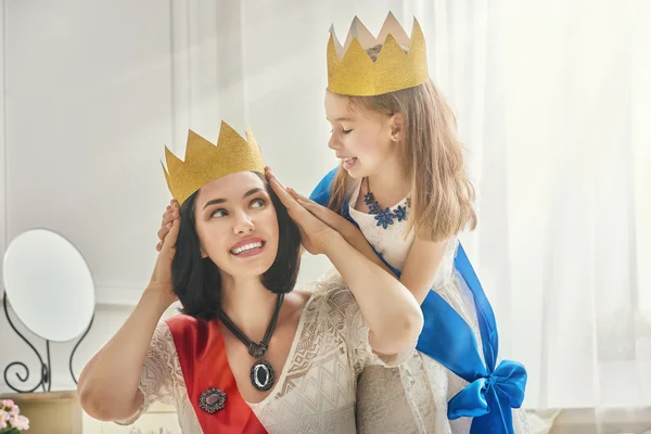 Rainha e princesa em coroas de ouro — Fotografia de Stock