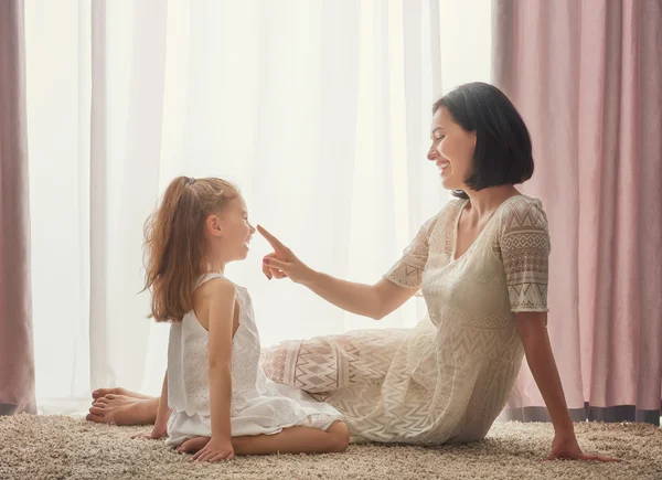 Gelukkige liefdevolle familie — Stockfoto