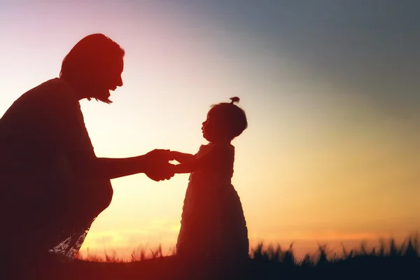 Glücklich liebende Familie — Stockfoto