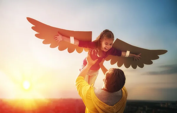 Padre y su hija jugando —  Fotos de Stock