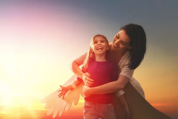 Madre y su hijo jugando — Foto de Stock