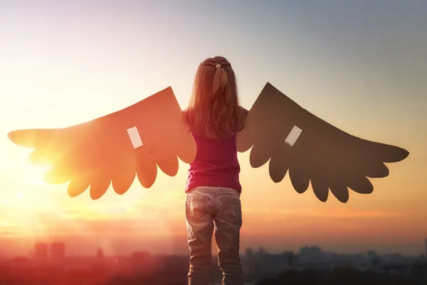 Niño con las alas de un pájaro — Foto de Stock