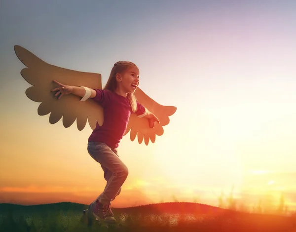 Kid met de vleugels van een vogel — Stockfoto