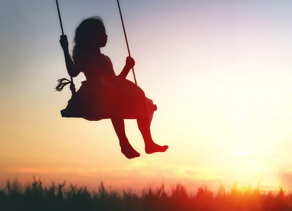 Bambino ragazza su swing — Foto Stock