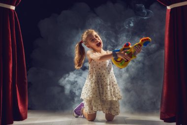 Kız sahnede gitar çalmak