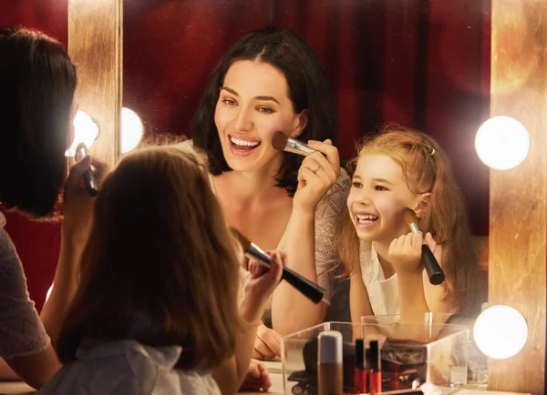 Madre e hija están maquilladas. — Foto de Stock