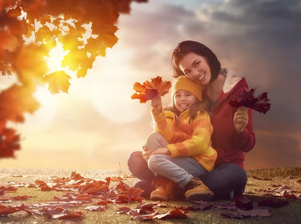 Familjen på hösten promenad — Stockfoto