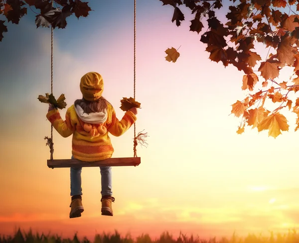 Niño jugando en el otoño — Foto de Stock