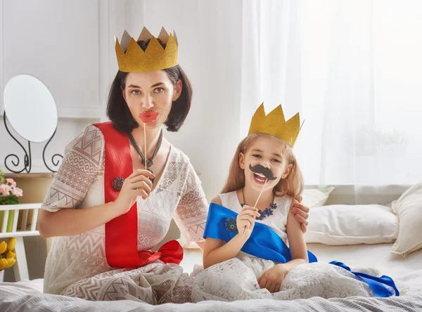 Drottningen och prinsessan i guld kronor — Stockfoto