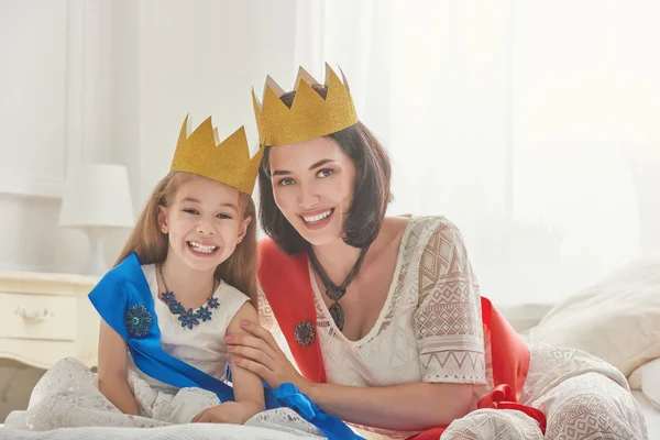 女王と金の王冠でプリンセス — ストック写真
