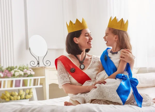 Královna a princezna v zlatých korun — Stock fotografie