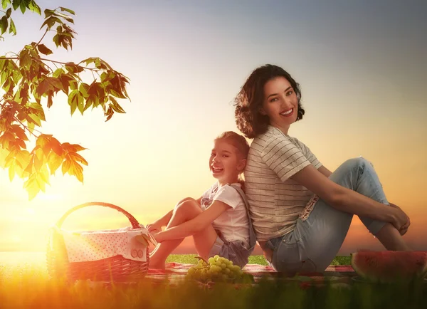 Familie picknickt zusammen — Stockfoto