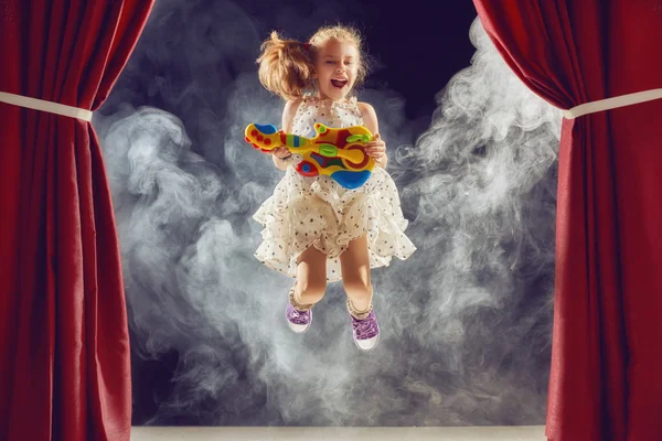 Kız sahnede gitar çalmak