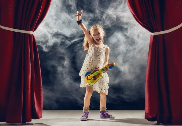 Chica tocando la guitarra en el escenario — Foto de Stock