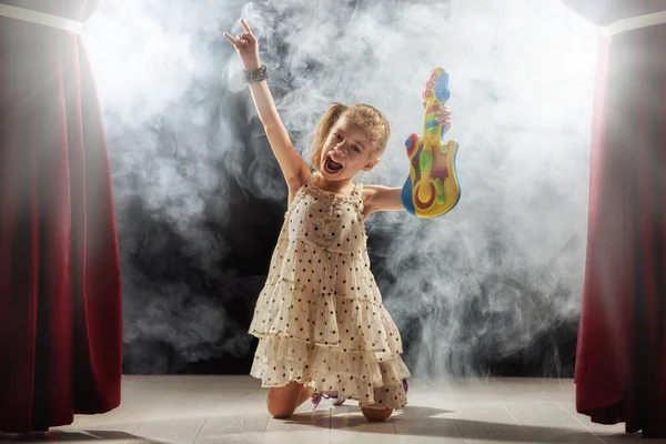 Menina tocando guitarra no palco — Fotografia de Stock