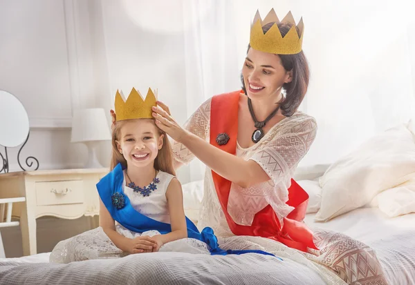 Drottningen och prinsessan i guld kronor — Stockfoto