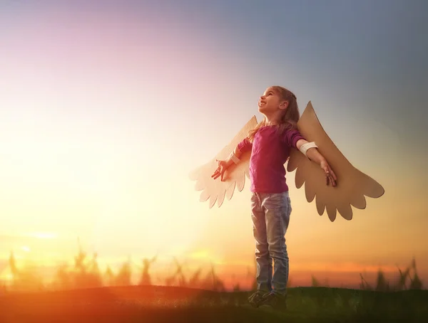 Kid met de vleugels van een vogel — Stockfoto