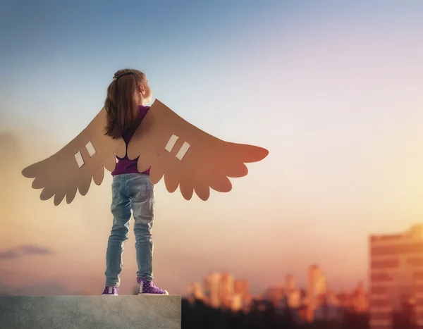 Kid met de vleugels van een vogel — Stockfoto