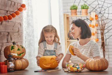 Aile Cadılar Bayramı için hazırlanıyor.